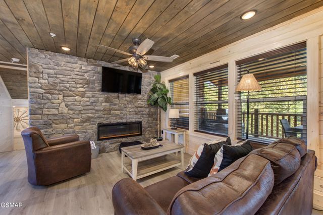 1717 Summit View Way, Pigeon Forge, TN 37862