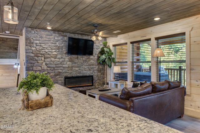 1717 Summit View Way, Pigeon Forge, TN 37862