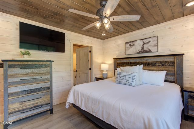 1717 Summit View Way, Pigeon Forge, TN 37862