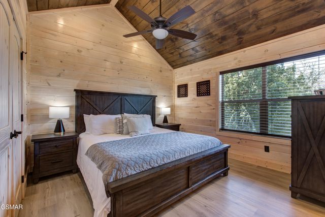 1717 Summit View Way, Pigeon Forge, TN 37862