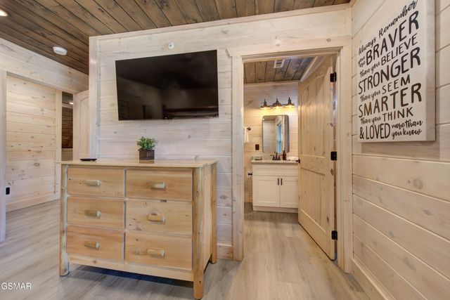 1717 Summit View Way, Pigeon Forge, TN 37862