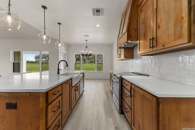 156 FIREWHEEL LOOP, Floresville, TX 78114