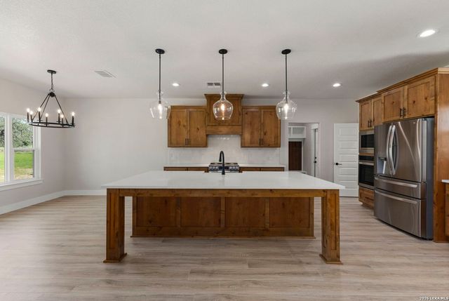 156 FIREWHEEL LOOP, Floresville, TX 78114