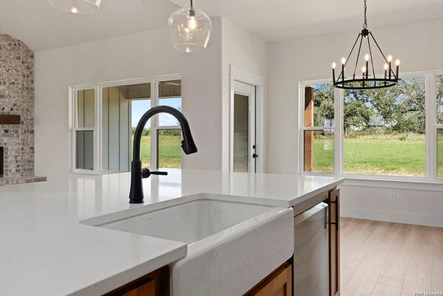 156 FIREWHEEL LOOP, Floresville, TX 78114