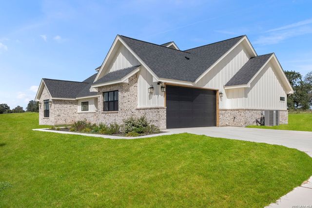 156 FIREWHEEL LOOP, Floresville, TX 78114