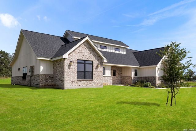 156 FIREWHEEL LOOP, Floresville, TX 78114