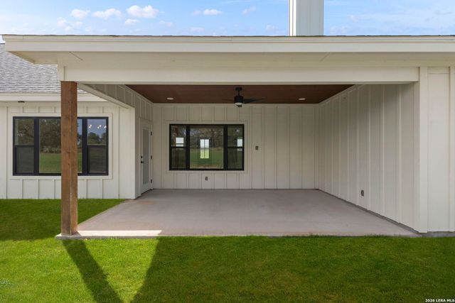 156 FIREWHEEL LOOP, Floresville, TX 78114