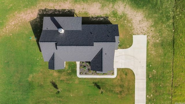 156 FIREWHEEL LOOP, Floresville, TX 78114