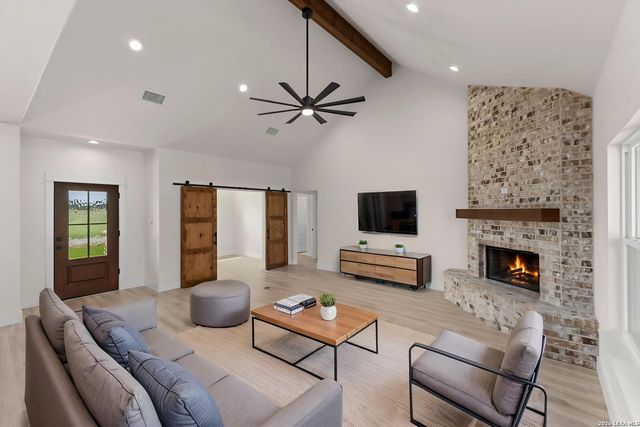 156 FIREWHEEL LOOP, Floresville, TX 78114