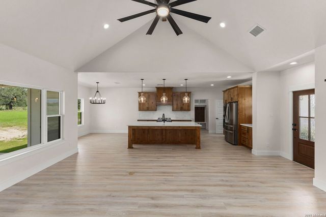 156 FIREWHEEL LOOP, Floresville, TX 78114