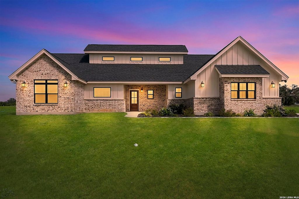 156 FIREWHEEL LOOP, Floresville, TX 78114