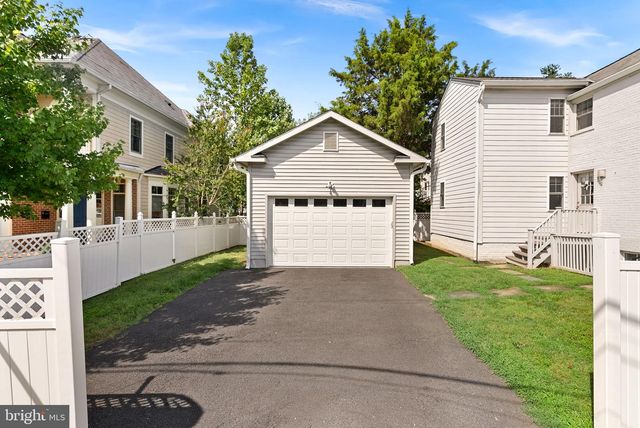 5300 WILSON BLVD, Arlington, VA 22205