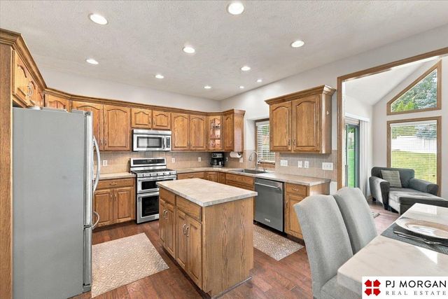 17622 Monroe Street, Omaha, NE 68135