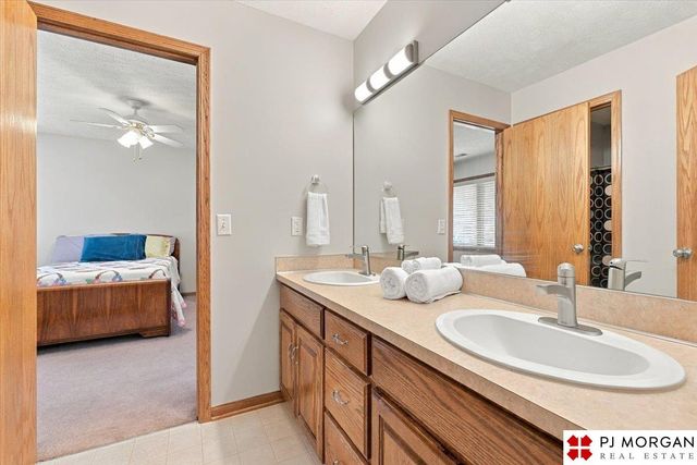 17622 Monroe Street, Omaha, NE 68135
