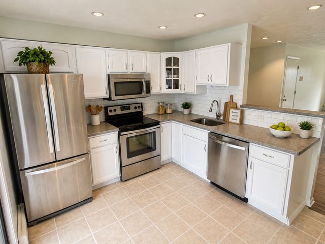 161 N Waters Edge Drive 301, Glendale Heights, IL 60139