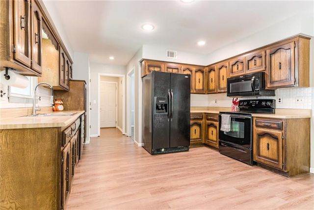 600 NW 66th Street, Kansas City, MO 64118