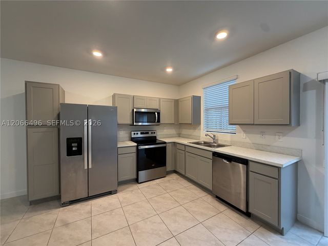 390 NE 12th St, Florida City, FL 33034
