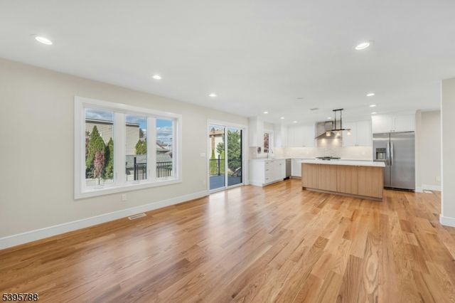 25 Pulaski Ave, Wallington Boro, NJ 07057