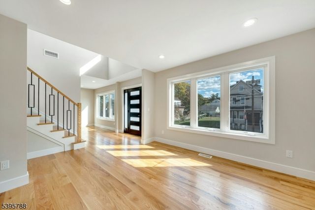 25 Pulaski Ave, Wallington Boro, NJ 07057