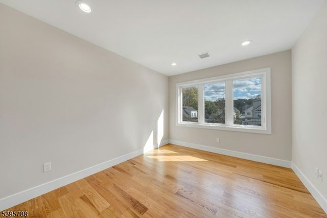 25 Pulaski Ave, Wallington Boro, NJ 07057