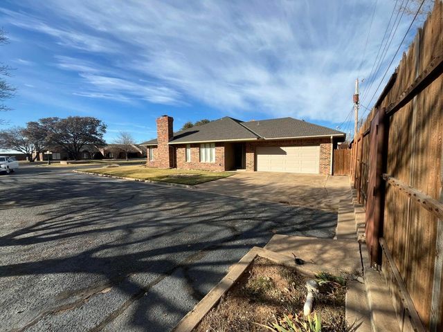 8 Westridge Square, Plainview, TX 79072