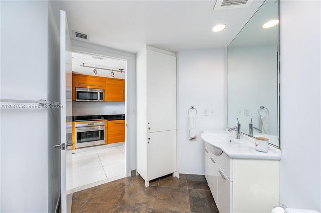 475 Brickell Ave 2908, Miami, FL 33131