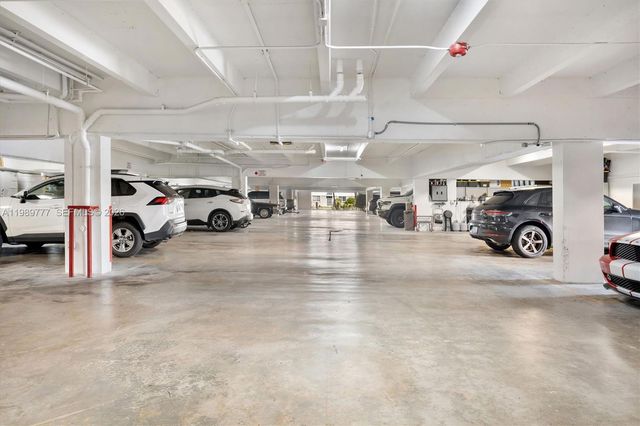 4000 NE 168th St 113B, North Miami Beach, FL 33160