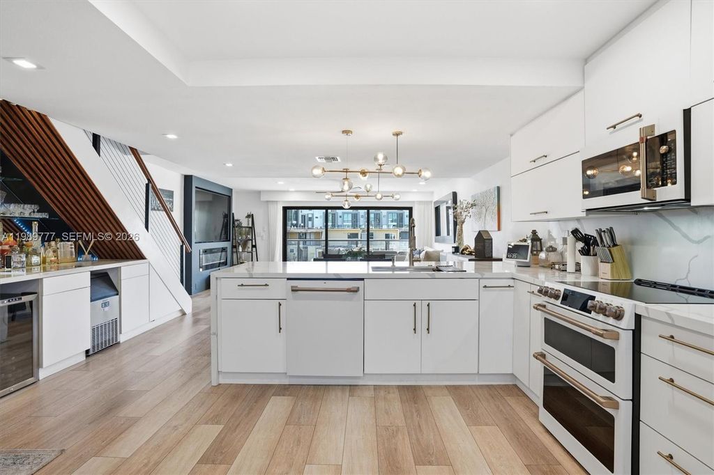 4000 NE 168th St 113B, North Miami Beach, FL 33160