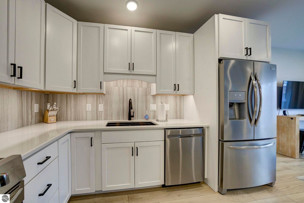 Image 10 of property listing at 708 Randolph Street # 206, Traverse City, MI 49684