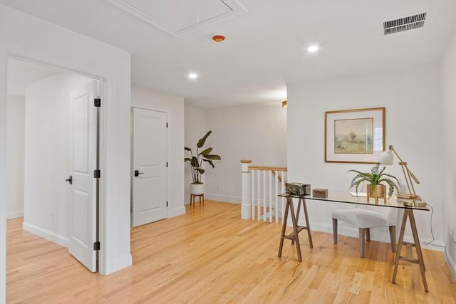 81 Oliver Pond Circle 8, Franklin, MA 02038