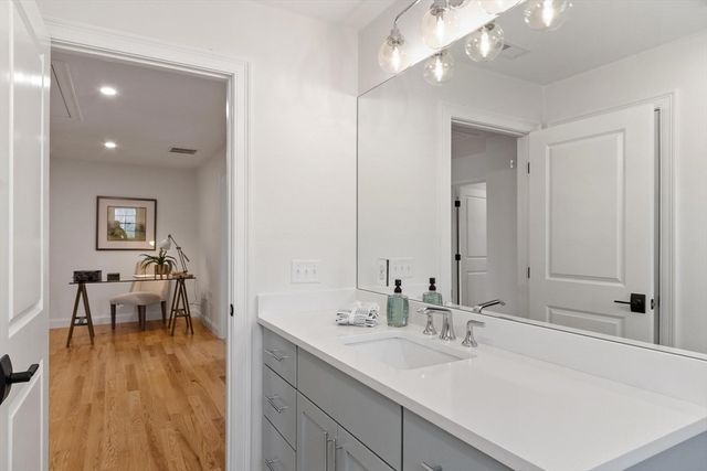 81 Oliver Pond Circle 8, Franklin, MA 02038