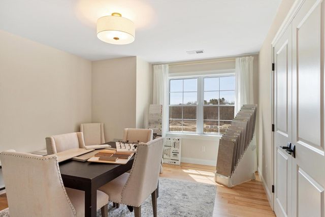 81 Oliver Pond Circle 8, Franklin, MA 02038