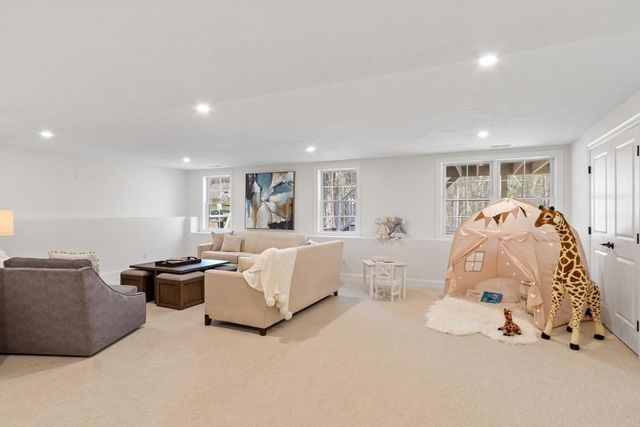 81 Oliver Pond Circle 8, Franklin, MA 02038