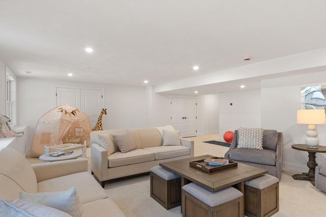 81 Oliver Pond Circle 8, Franklin, MA 02038