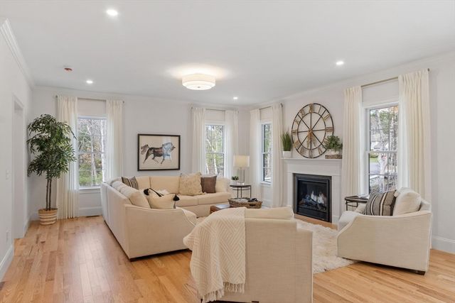 81 Oliver Pond Circle 8, Franklin, MA 02038