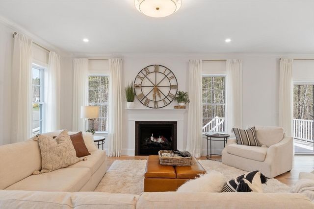81 Oliver Pond Circle 8, Franklin, MA 02038