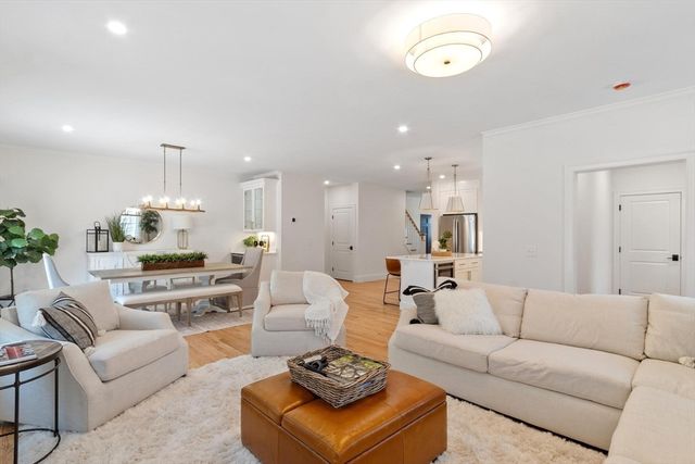 81 Oliver Pond Circle 8, Franklin, MA 02038