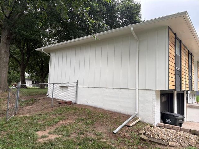 1500 NW 50th Street, Blue Springs, MO 64015