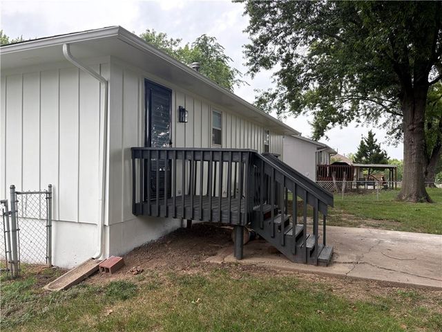1500 NW 50th Street, Blue Springs, MO 64015