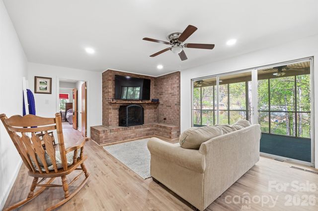 465 28th Avenue Lane NE, Hickory, NC 28601