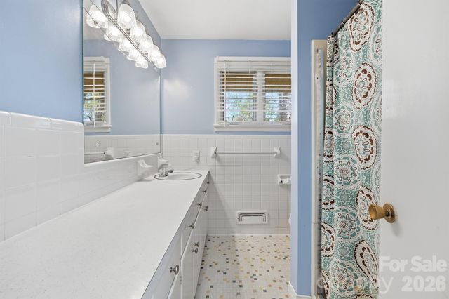 465 28th Avenue Lane NE, Hickory, NC 28601