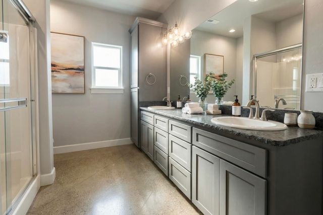 594 W Gregory Road, Central Point, OR 97502