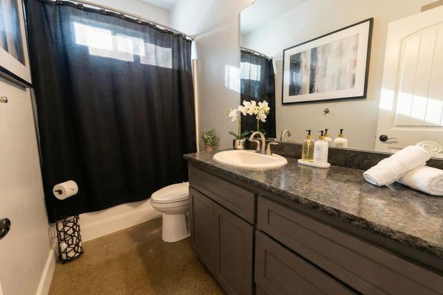 594 W Gregory Road, Central Point, OR 97502