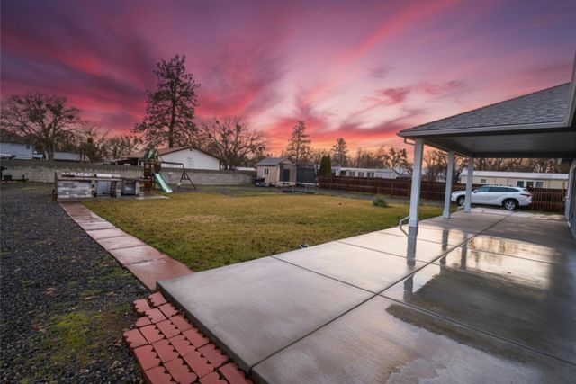 594 W Gregory Road, Central Point, OR 97502