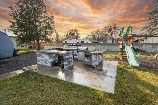 594 W Gregory Road, Central Point, OR 97502