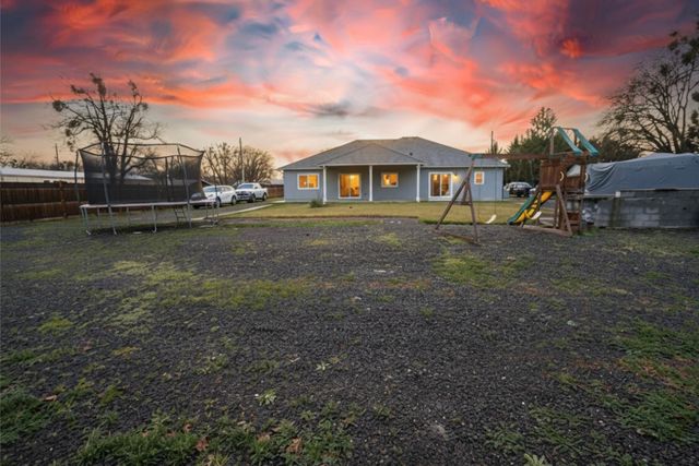 594 W Gregory Road, Central Point, OR 97502