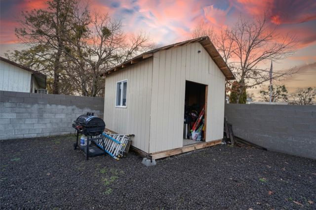 594 W Gregory Road, Central Point, OR 97502