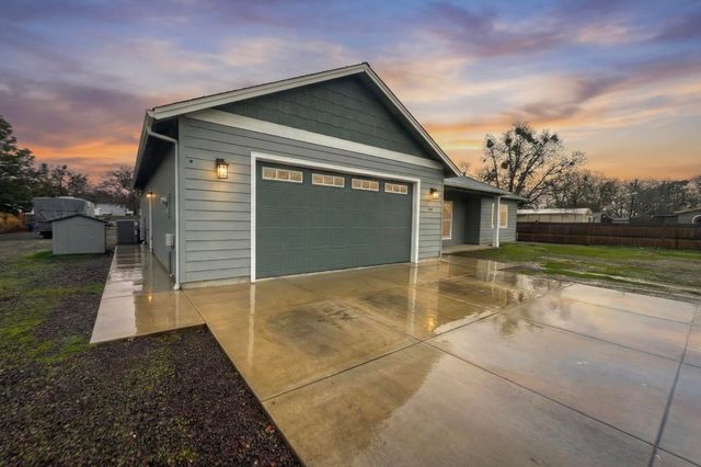 594 W Gregory Road, Central Point, OR 97502