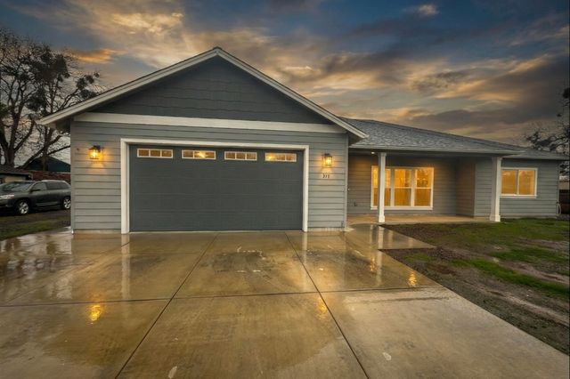 594 W Gregory Road, Central Point, OR 97502