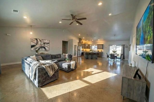 594 W Gregory Road, Central Point, OR 97502